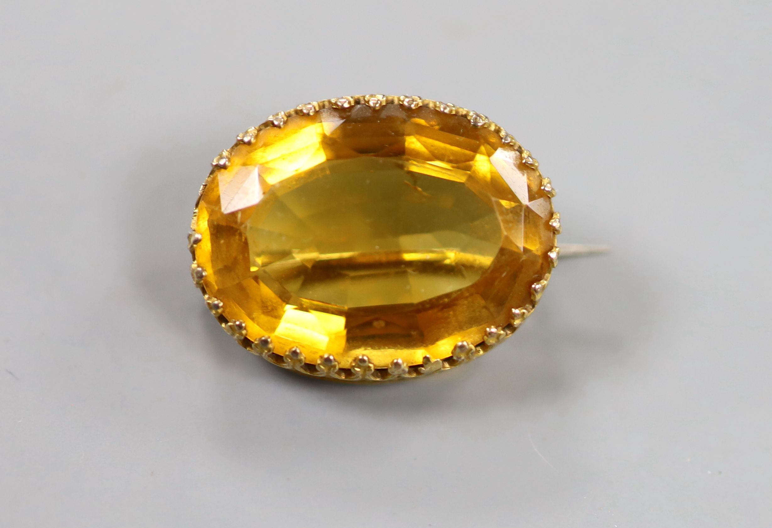 An Edwardian yellow metal and oval cut citrine set brooch (a.f.), 22mm, gross weight 7.8 grams.